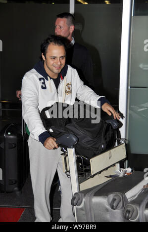 Brasilianische Formel 1-Fahrer Felipe Massa von Ferrari kommt an der Internationalen Flughafen Pudong in Shanghai, China, 9. April 2012. Die Formel 1 Chinese Gr Stockfoto