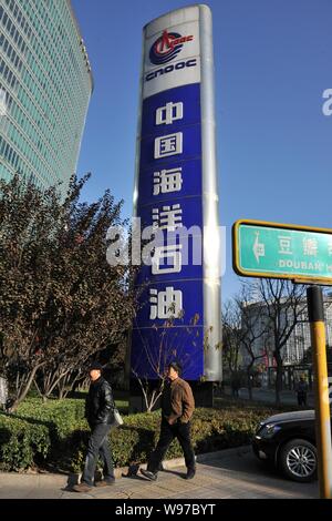 ---- Fußgänger vorbei an den Hauptsitz von Cnooc (China National Offshore Oil Corporation) in Peking, China, 13. November 2011. CNOOC Ltd. C Stockfoto