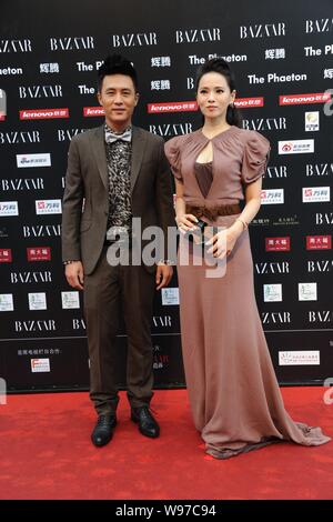 Taiwanesische Sängerin, Schauspielerin und TV-Moderatorin Annie Yi, rechts, und Chinesische Sänger und Schauspieler Du Chun posieren auf dem roten Teppich, wie sie für die 2012 BAZA ankommen Stockfoto