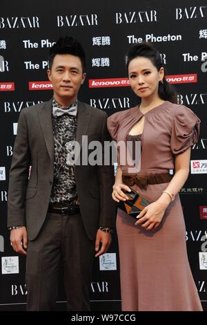 Taiwanesische Sängerin, Schauspielerin und TV-Moderatorin Annie Yi, rechts, und Chinesische Sänger und Schauspieler Du Chun posieren auf dem roten Teppich, wie sie für die 2012 BAZA ankommen Stockfoto