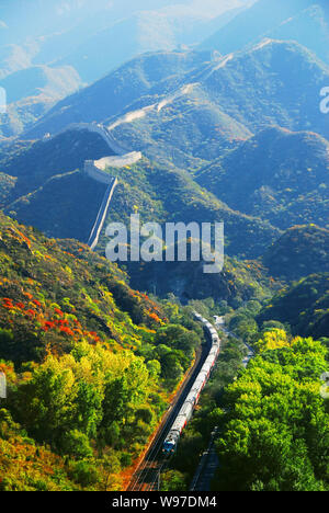 Ein Personenzug führt durch einen Tunnel unter die Große Mauer bei Badaling in Peking, China, 20. Oktober 2007. China Rail System ist eine enorme Masse Stockfoto