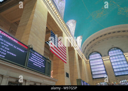 Amerikanische Flagge angezeigt Stolz im Grand Central Terminal, New York City, USA Stockfoto