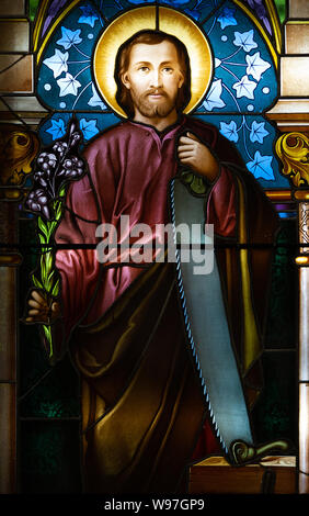 Ein Buntglasfenster, Saint Joseph. Im Büro des Bischofs angezeigt. Stockfoto