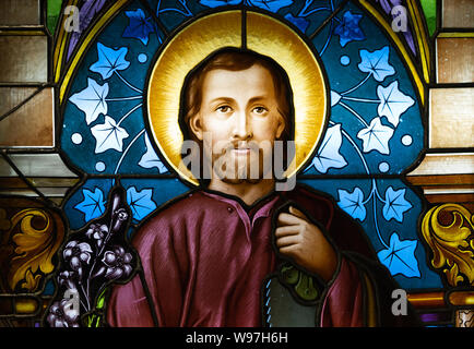 Ein Buntglasfenster, Saint Joseph. Im Büro des Bischofs angezeigt. Stockfoto