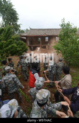 Retter, reißen Sie die Mauer nach Erdbeben in Ninglang County, im Südwesten von China Yunnan Provinz, 25. Juni 2012. Mindestens vier Menschen kille. Stockfoto