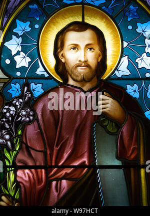 Ein Buntglasfenster, Saint Joseph. Im Büro des Bischofs angezeigt. Stockfoto