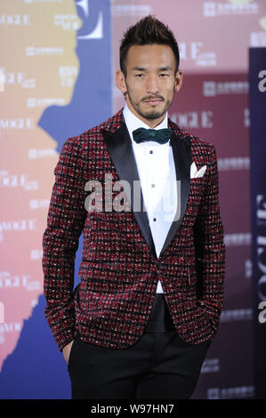 Japanische Football Star Nakata Hidetoshi wirft, wie er für eine Gala der 120. Jahrestag der Zeitschrift Vogue in Peking, China zu feiern ankommt, 30 Octo Stockfoto