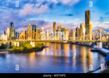 Geschichte Brücke über den Brisbane River Vor Brisbane CBD Waterfront mit hoch aufragenden Türmen - Büros, Hotels, Apartments, unternehmen. Weiche morn Stockfoto