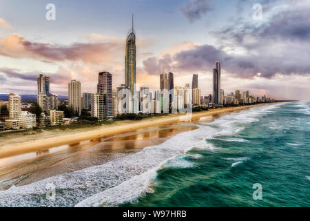 Surfer und Strandurlauber genießen Sie entspannten Lebensstil in Surfers Paradise an der australischen Gold Coast der Pazifischen Ozean bei Sonnenaufgang. Stockfoto