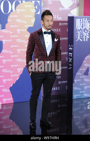 Japanische Football Star Nakata Hidetoshi wirft, wie er für eine Gala der 120. Jahrestag der Zeitschrift Vogue in Peking, China zu feiern ankommt, 30 Octo Stockfoto