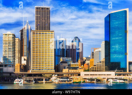 Circular Quay Sydney City am Ufer des Hafens von Sydney, mit hohen Hochhaus Büro und Business towers über Kais, Fähren und Bahnhof. Stockfoto