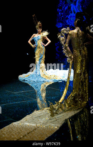 Modelle Kreationen der Designer Guo Pei auf der Modenschau, chinesische Bräute, Drachen Geschichte, in Peking, China, 6. Mai 2012. Stockfoto