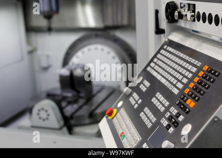 Control Panel von 5-Achs-CNC-Fräsmaschine. Selektive konzentrieren. Stockfoto