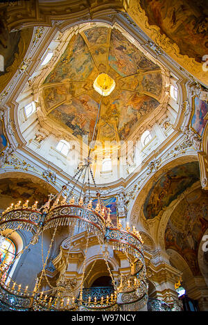 Atemberaubende St. Nikolaus Kirche am alten Stadtplatz von Prag wurde im Jahr 1735 abgeschlossen. Itis eine barocke Kirche, und der Innenraum verfügt über einen riesigen Kronleuchter Stockfoto