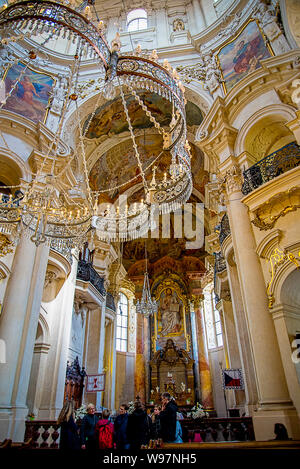 Atemberaubende St. Nikolaus Kirche am alten Stadtplatz von Prag wurde im Jahr 1735 abgeschlossen. Itis eine barocke Kirche, und der Innenraum verfügt über einen riesigen Kronleuchter Stockfoto