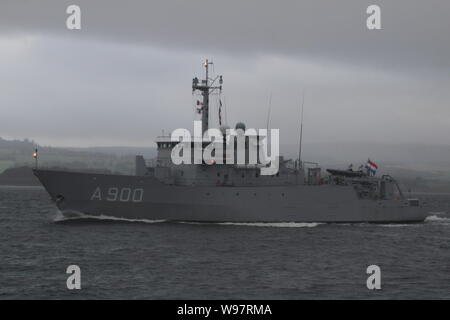 HNLMS Mercuur (A900), einem U-Boot Versorgungsschiff der Königlichen Niederländischen Marine, outbound Vergangenheit Greenock nach einem post Krieger Besuch in Glasgow. Stockfoto