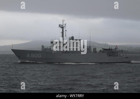 HNLMS Mercuur (A900), einem U-Boot Versorgungsschiff der Königlichen Niederländischen Marine, outbound Vergangenheit Greenock nach einem post Krieger Besuch in Glasgow. Stockfoto