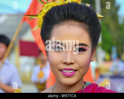 Gekleidet - sich hübsche Thai Mädchen mit Blumen im Haar nimmt Teil an der Geschichte des Dorfes Lanna street parade und Lächeln für die Kamera. Stockfoto