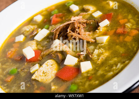 Peruanische cilantro Hühnersuppe oder Aguadito de Pollo mit Yukon Gold Kartoffeln Mais am Kolben und Kalk Schicht Stockfoto