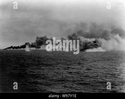 Zerstörer Festlegung Rauch Bildschirm während der Schlacht von Samar 1944. Stockfoto