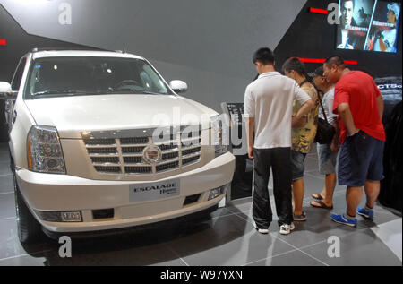---- Besucher Blick auf einen Cadillac Escalade Hybrid von General Motors (GM) bei der Auto Show in Dalian, Provinz Liaoning im Nordosten Chinas, 17. Stockfoto