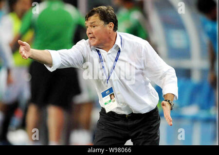 Head Coach Jose Antonio Camacho von China gibt Anweisungen an seine Spieler gegen Spieler des Irak in einem FIFA WM 2014 Qualifier match Stockfoto