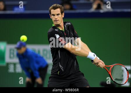 Andy Murray in Großbritannien liefert einen Schuß gegen Matthew Ebden von Australien während ihrer viertelfinalegleichen an der 2011 Shanghai Rolex Masters Turnier Stockfoto