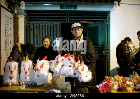 Die chinesischen Anbieter verkaufen Kaninchen Laternen während der Laterne Fest Feier in der Stadt Gottes Tempel (Chenghuang Miao) in Shanghai, China, 17. Februar, Stockfoto