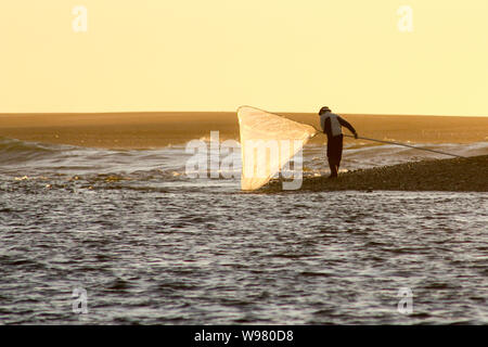 Whitebaiters Fisch auf die steigende Flut an der Mündung bei Sonnenuntergang Hokitika in Neuseeland Stockfoto