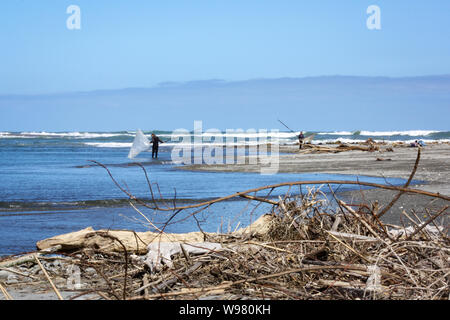 Whitebaiters Fisch mit Schaufel Netze am Hokitika River Mouth auf der Flut, West Coast, Neuseeland Stockfoto