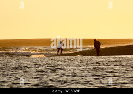 Whitebaiters Fisch auf die steigende Flut an der Mündung bei Sonnenuntergang Hokitika in Neuseeland Stockfoto