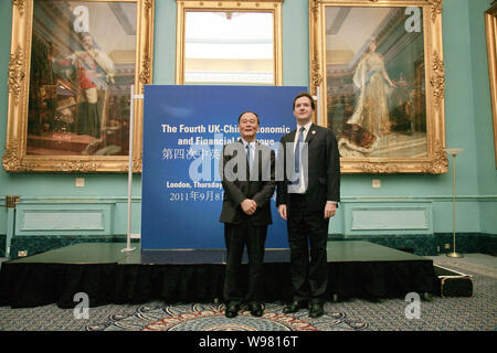 Der britische Schatzkanzler George Osborne, rechts, und chinesischen Vizepremierminister Wang Qishan Pose auf der Vierten UK-China Wirtschaftliche und finanzielle Dia Stockfoto