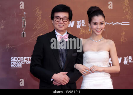 Hong Kong Model und Schauspielerin Angelababy und Hong Kong Regisseur Raymond Wong Bak-Ming abgebildet auf dem Roten Teppich vor dem 30 Hong Kong Film Aw Stockfoto