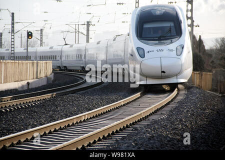 ---- Eine CRH (China Railway High-speed) Züge läuft auf der Spur in der Stadt Qingdao, Provinz Shandong East China, am 6. Januar 2011. Eine lokale Eisenbahn ex Stockfoto