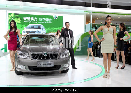 ------ Modelle posieren mit einem Skoda Octavia bei einem Auto Show in Peking, China, 29. April 2010. Skodas chinesische Abteilung angekündigt. Januar einen Umsatz von Stockfoto