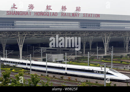 Ein CRH (China Railway High speed) Zug fährt vom Flughafen Hongqiao Bahnhof an der Bahnstrecke Beijing-Shanghai High-speed Test in Shanghai. Stockfoto