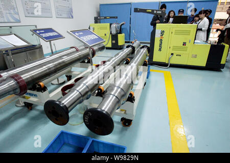 Chinesische Techniker führen Supersonic prüfen auf Achsen von CRH (China Railway High-speed) Züge in der Maintenance Station in Chengdu City, im Südwesten von Chi Stockfoto