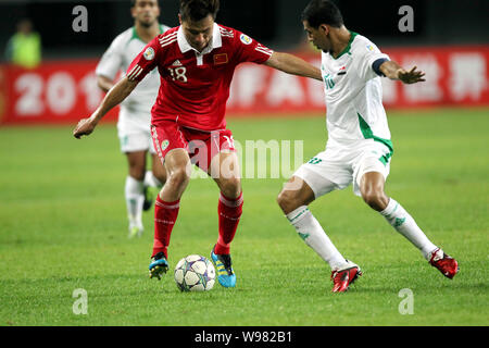 China Gao Lin, Links, Herausforderungen Younis Mahmoud des Irak in einem WM-Qualifikationsspiel 2014 Match in Shenzhen City, South China Guangdong Provinz, 11. Stockfoto