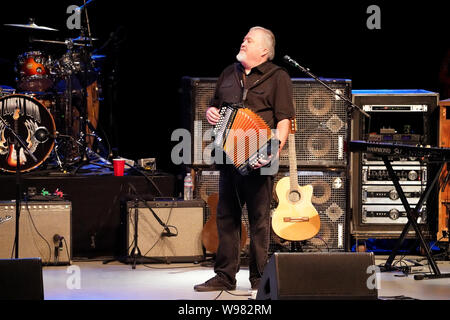 Los Angeles, CA, USA. 8 Aug, 2019. Musiker - DAVID HIDALGO''""" Gesang, Gitarre, Akkordeon, Geige, requinto jarocho mit Los Lobos live auf der griechischen Theater, Los Angeles, Kalifornien, USA, 8. August 2019. Los Lobos ist eine US-amerikanische Rockband aus East Los Angeles, California, United States. Ihre Musik von Rock und Roll, Tex-Mex, Country, Zydeco, Folk, R&B, Blues beeinflusst ist, brown-Eyed Soul und traditionelle Musik wie Cumbia, Boleros und norteÃ±os. Credit Bild cr Scott Mitchell/ZUMA Drücken Sie Credit: Scott Mitchell/ZUMA Draht/Alamy leben Nachrichten Stockfoto