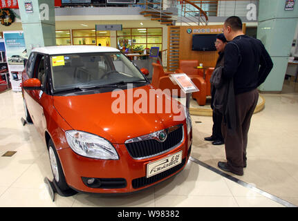 ------ Chinesischer Autokunden Blick auf die Skoda Fabia, hergestellt von Shanghai Volkswagen, ein Joint Venture zwischen der SAIC und VW, Skoda Händler in Stockfoto