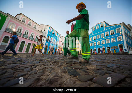 SALVADOR, BRASILIEN - 5. MÄRZ 2018: Brasilianische Arbeiter zu Fuß eine Kopfsteinpflasterstraße Hill in der historischen Altstadt von Pelourinho. Stockfoto