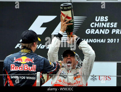 McLaren-Mercedes Lewis Hamilton von Großbritannien, rechts, und Red Bull Racings Sebastian Vettel von Deutschland spray Champagner zu feiern während der award Cere Stockfoto