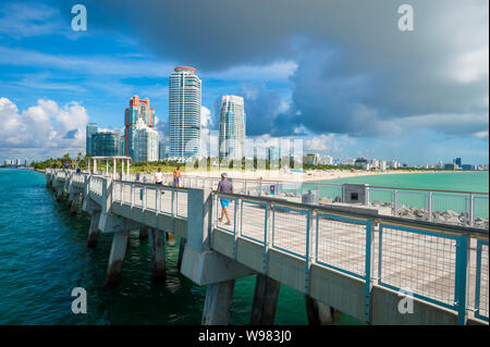 Helle malerische Aussicht auf die Skyline der Stadt mit einem Pier in South Beach in Miami, Florida, USA Stockfoto