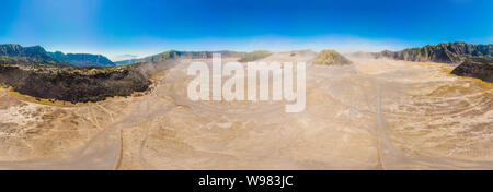 Panoramablick Luftaufnahme des Bromo Vulkan und batok am Vulkan Bromo Tengger Semeru National Park auf der Insel Java, Indonesien. Eine der am meisten Stockfoto