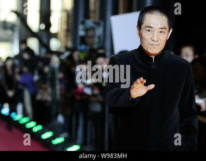 Der chinesische Regisseur Zhang Yimou kommt auf den roten Teppich für die Vorführung des Films, die Blumen des Krieges, in Peking, China, 12. Dezember 2011. Schauspieler Stockfoto