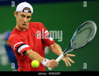 Matthäus Ebden von Australien gibt einen Schuß gegen Andy Murray in Großbritannien während Ihrer viertelfinalegleichen an der 2011 Shanghai Rolex Masters Turnier Stockfoto