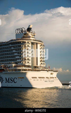 MIAMI - 11. AUGUST 2019: Der MSC Meer Kreuzfahrt Schiff fährt South Beach wie er fährt PortMiami, der belebtesten Terminal für Kreuzfahrtschiffe der Welt. Stockfoto