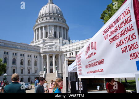 Farmers Market, Madison, WI USA. Aug 2018. Werbebanner eines Fleisch verkaufen Verkäufer. Stockfoto