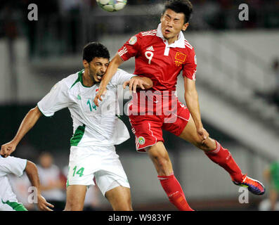 China Yu Hanchao, rechts, Herausforderungen Salam Shakir des Irak, Links, in einem WM-Qualifikationsspiel 2014 Match in Shenzhen City, South China Guangdong pro Stockfoto