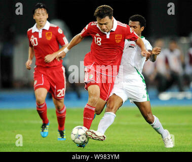 China Gao Lin, Links, Herausforderungen Qusai Munir des Irak, Rechts, in einem WM-Qualifikationsspiel 2014 Match in Shenzhen City, South China Guangdong provinc Stockfoto